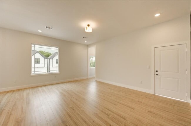 Building Photo - 811 E 39th St