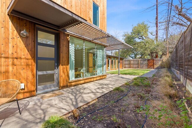 Building Photo - 2418 S 5th St