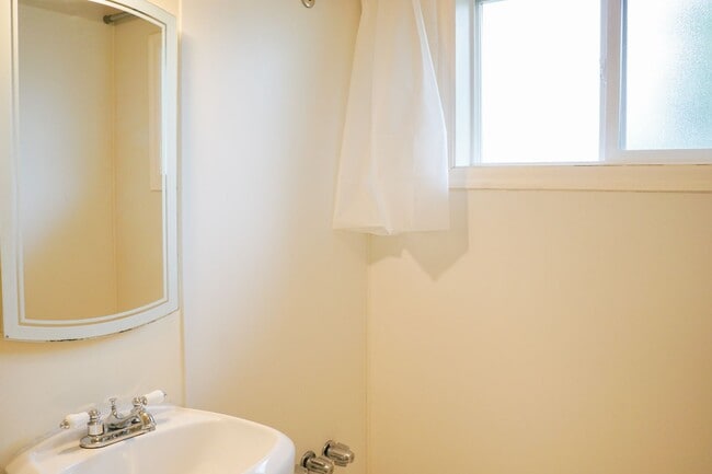 Building Photo - Updated Vintage 2Bed Courtyard Flat w/Hard...