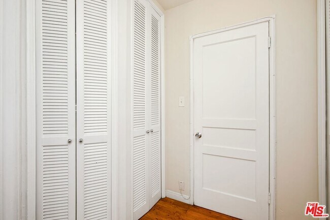 Building Photo - 1323 N Olive Dr