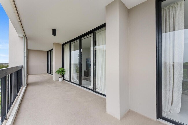 Building Photo - 2425 Presidential Way