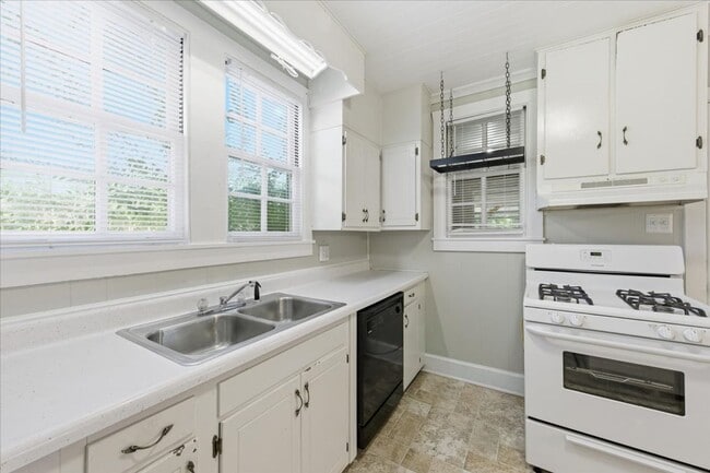 Building Photo - Charming 3-Bedroom Home with Large Fenced Yard in Richmond Hill!