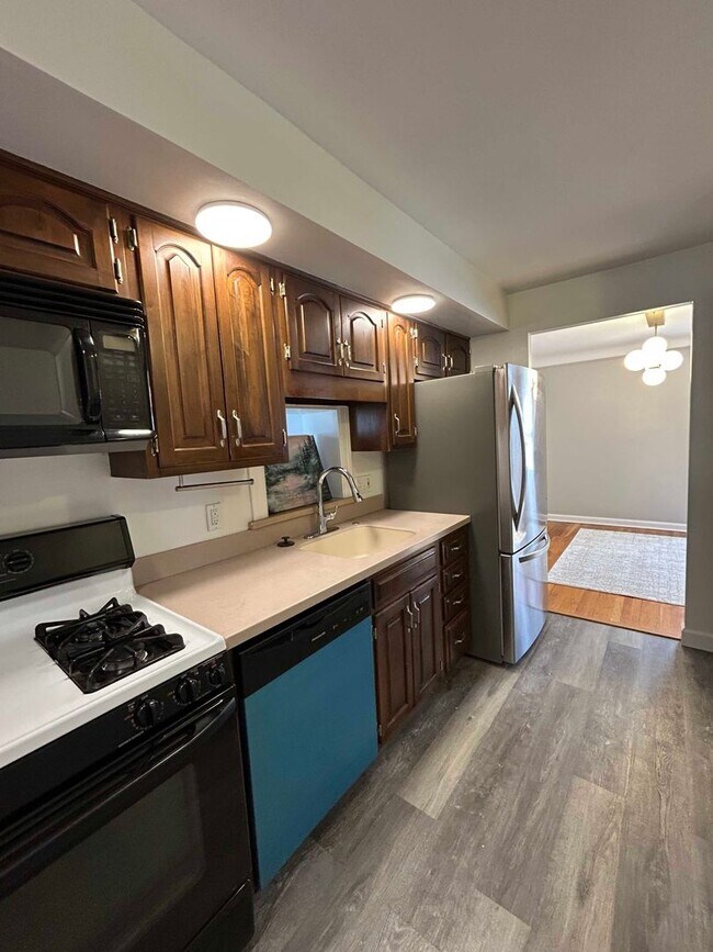 Building Photo - Spacious Colonial For Rent in Lyndhurst
