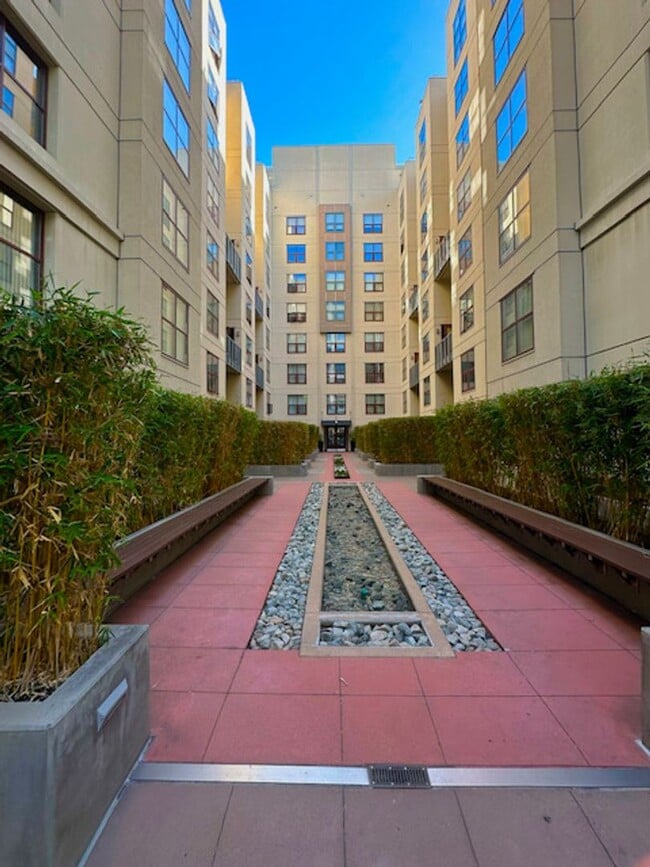 Building Photo - Welcome to this spacious studio in the hea...