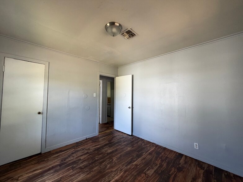 Building Photo - 809 S 16th St