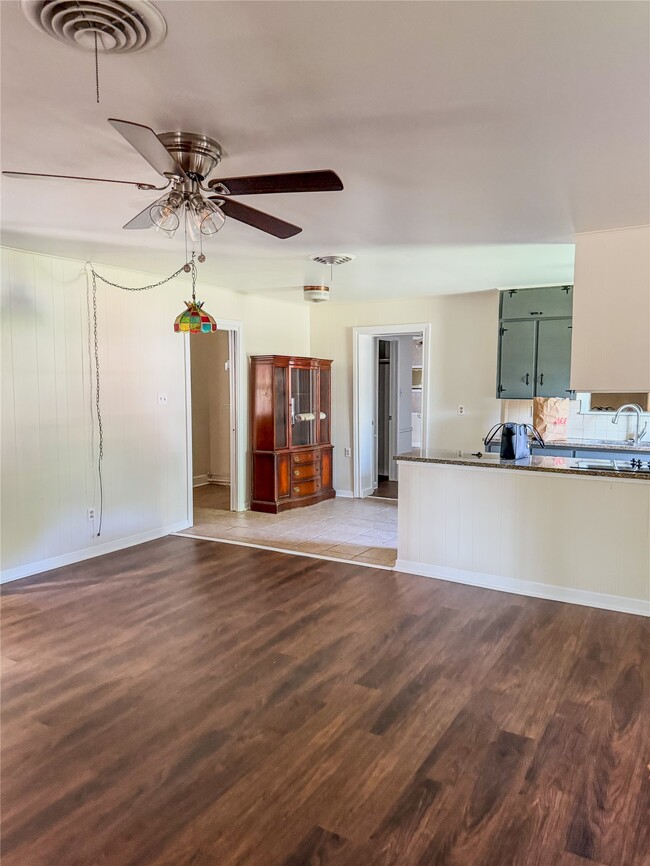 Building Photo - 109 Lakeway Dr
