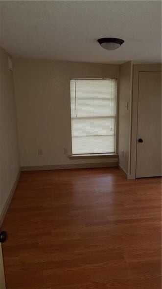 Building Photo - 756 N Barton Ave