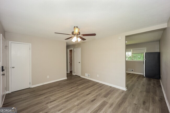Building Photo - 8904 Channing Dr