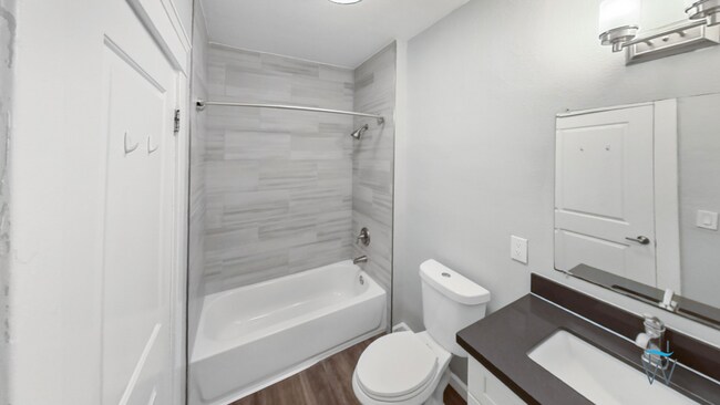 Building Photo - Renovated 2bd/1ba with huge kitchen & full...