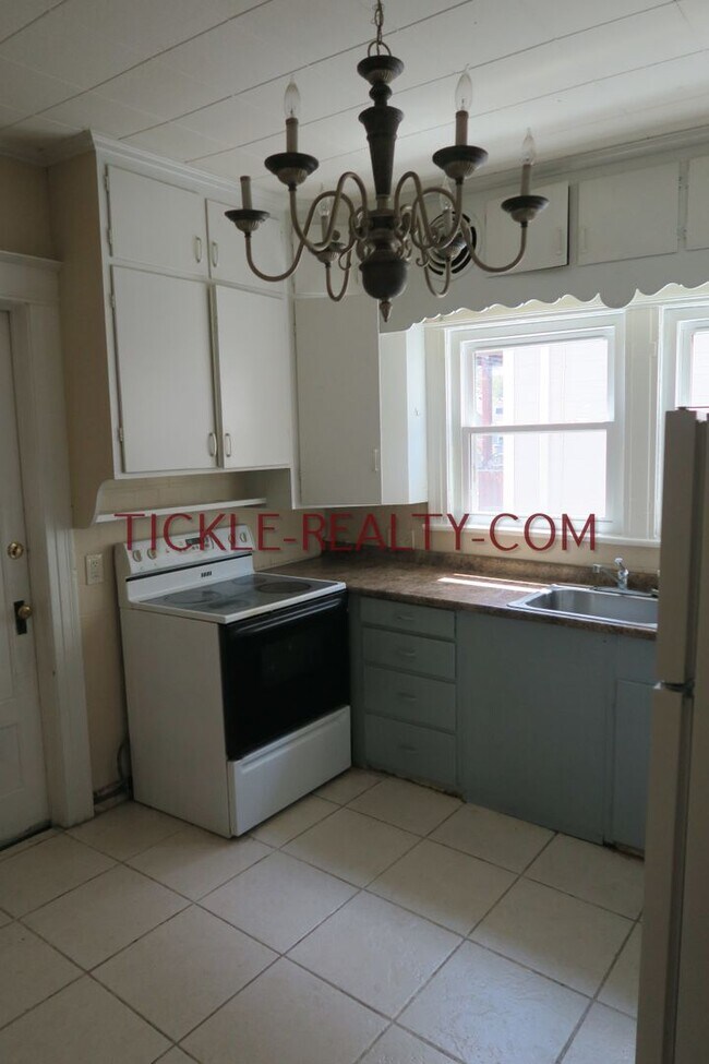 Building Photo - 368 Alexander St