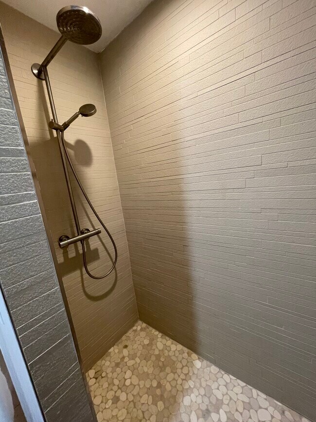 GUEST HOWER - MAIN LEVEL - 4633 Benton Smith Rd