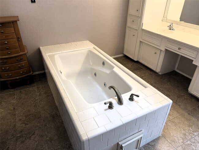 Building Photo - 62 Evanston St