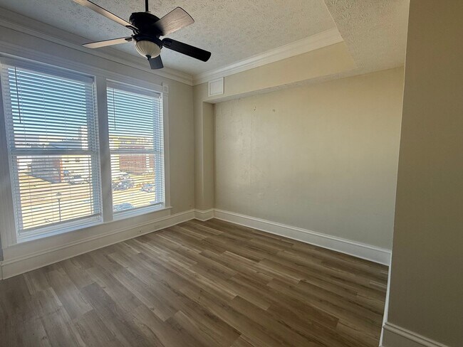 Building Photo - 200 E 9th St