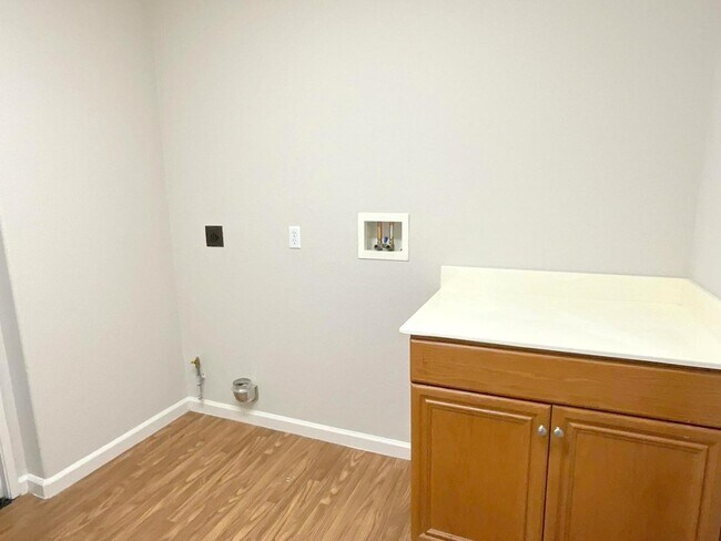 Building Photo - Month to month Rental ! Beautiful & Spacious End Unit Home in Shelbourne at Windemere! Top Rated ...