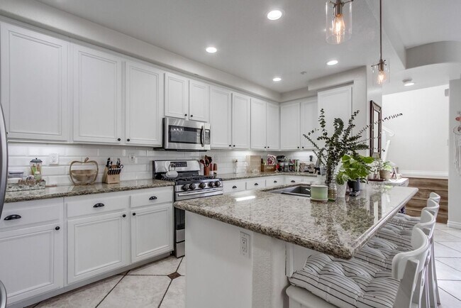 Building Photo - Spacious 3 Bed / 3 Bath Townhome with 2-Car Garage in Gated San Marcos Community