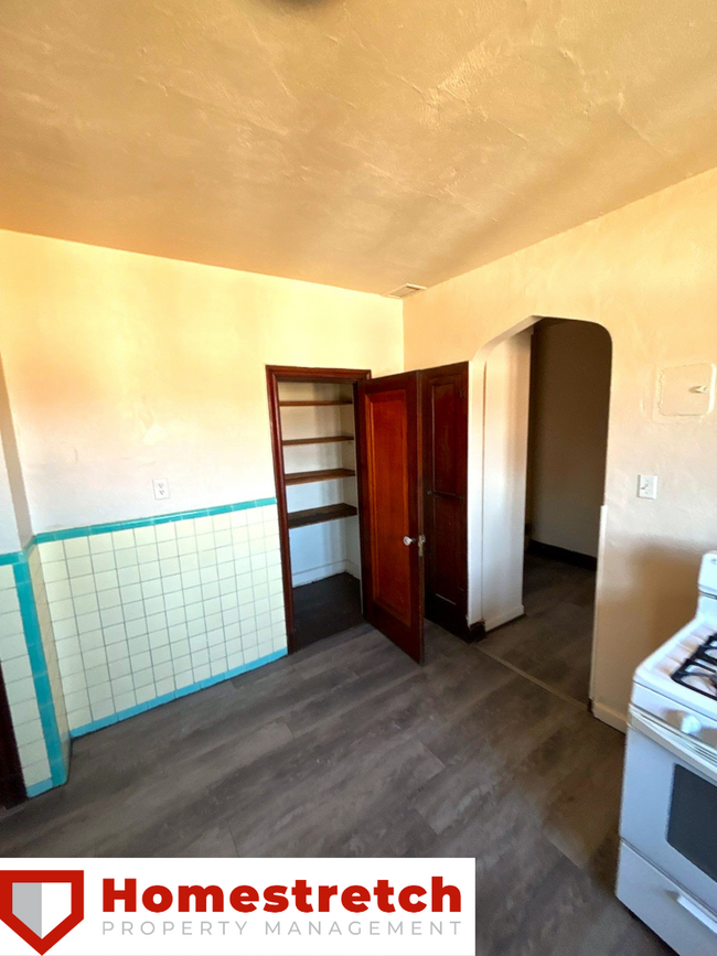 Building Photo - Charming One Bedroom Unit Available!