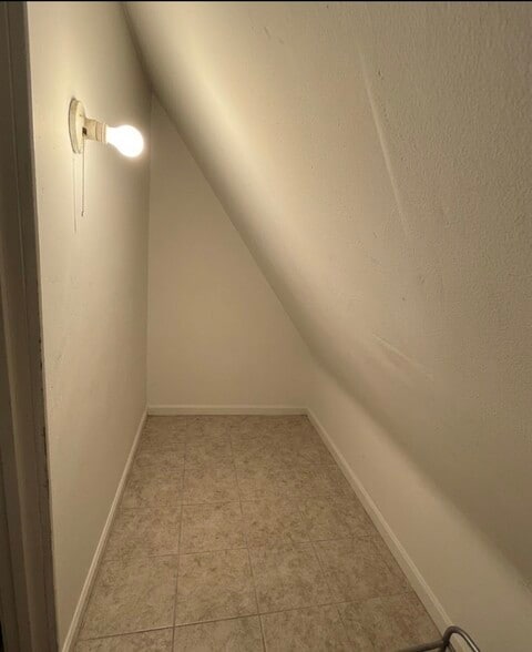 Closet - 3330 N Drake Ave