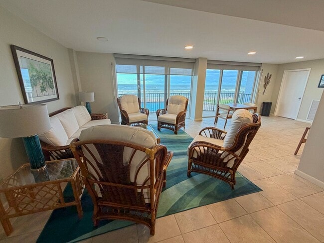 Building Photo - Spectacular Ocean front ground floor unit , just steps away from water and sand