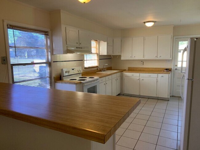 Building Photo - 4BD/2B beautiful home