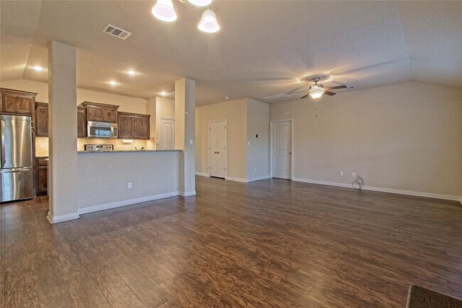 Building Photo - 713 Hedgewood Dr