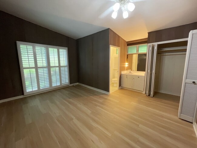 Building Photo - N116ach (REOM)