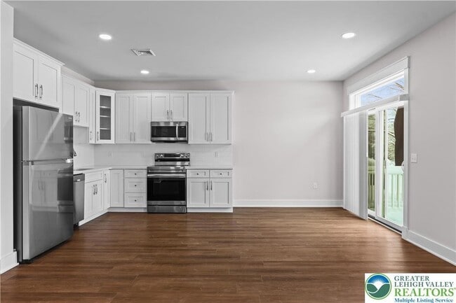 Building Photo - 1674 Best Pl