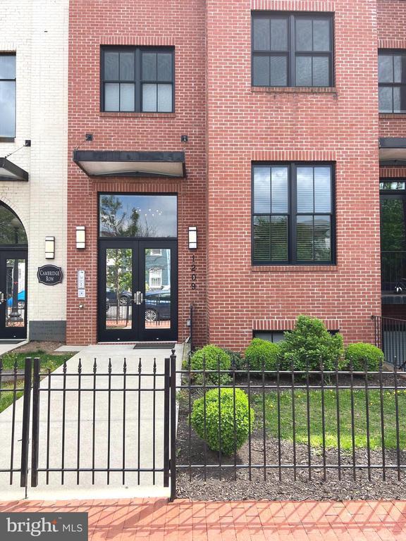 Building Photo - 1209 G St SE