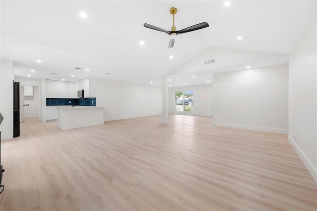 Building Photo - 1403 Creekview Dr