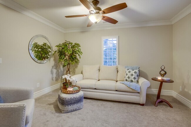 Building Photo - 452 Taylor Dr