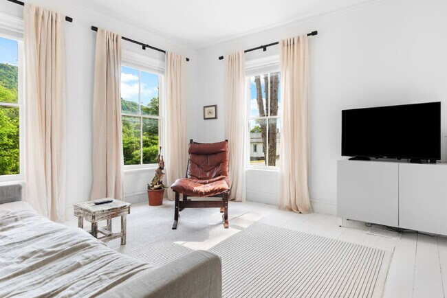 Building Photo - 1915 County Hwy 6