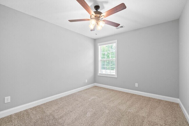 Building Photo - Pet Friendly Three Bedroom with Bonus!