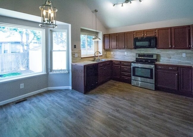 Building Photo - Wonderful 3 bedroom House in the Powers Co...