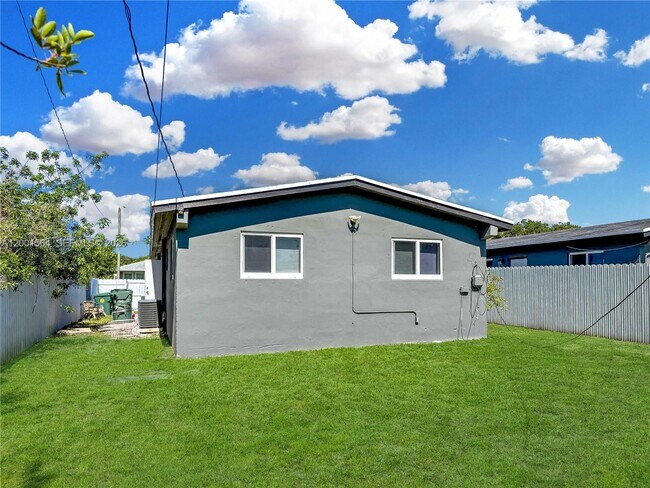 Building Photo - 2620 NW 18th Terrace
