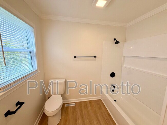 Building Photo - 725 Brooks Ave