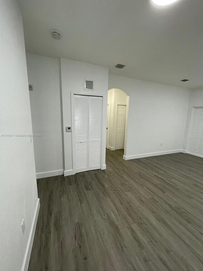 Building Photo - 1658 SE 28th Ct