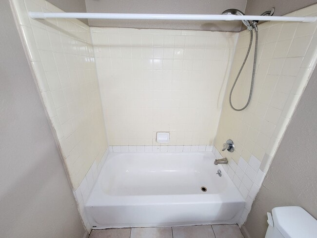 Building Photo - This charming home offers 3 bedrooms and 2...