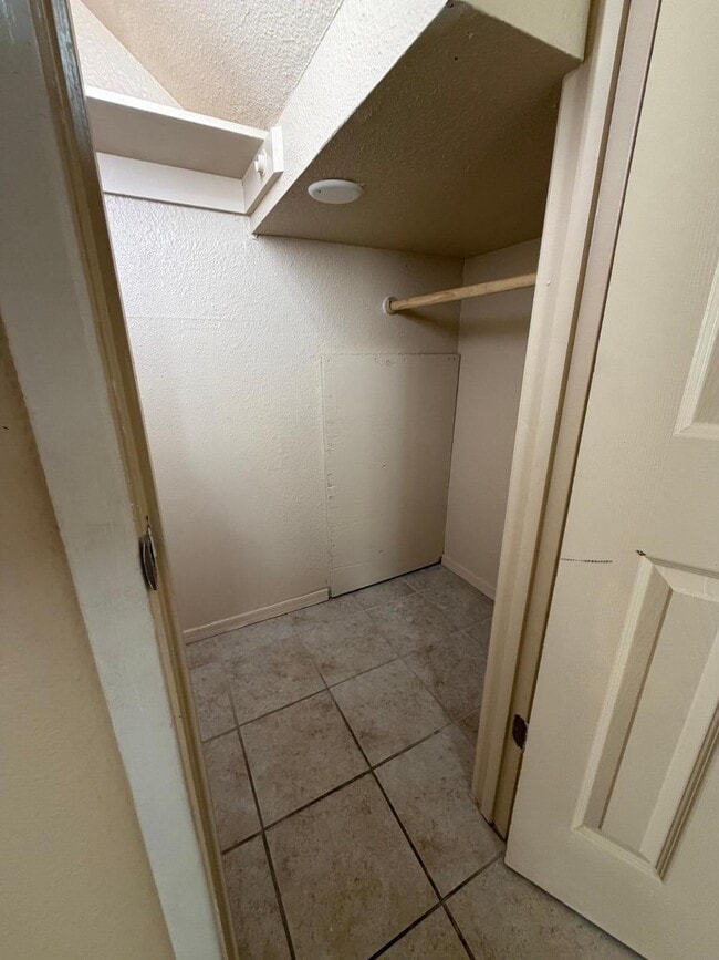 Building Photo - 1438 N Shill Dr