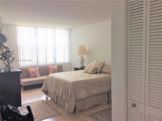 Building Photo - 16300 Golf Club Rd