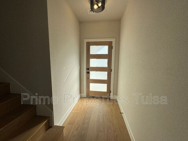 Building Photo - 1102 E Delmar Pl