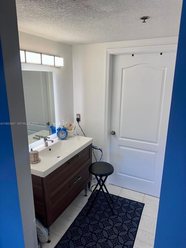 Building Photo - 9340 Fontainebleau Blvd