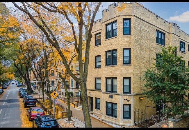 Building Photo - 648.5 W Roscoe St