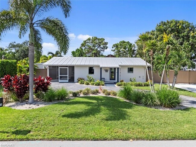 Building Photo - 2736 Riverview Dr