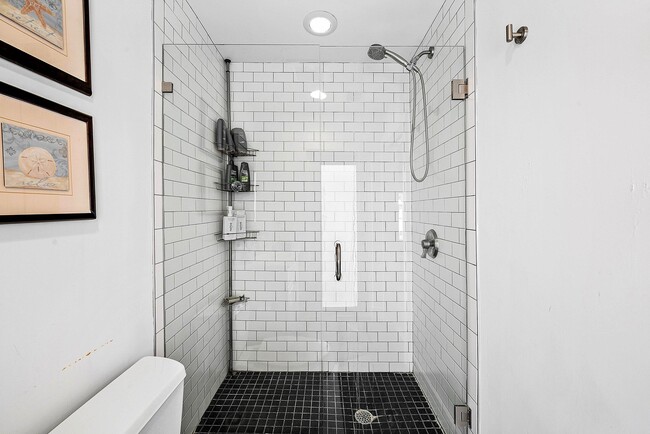 Building Photo - 740 NE 36th St