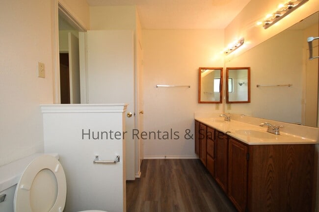 Building Photo - Two-Story Living!