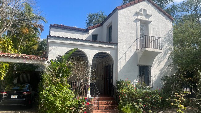 Facade - 407 Alhambra Cir