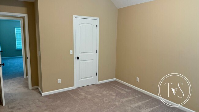 Building Photo - SUMMER MOVE-IN SPECIAL: $300 OFF 1ST MONTH...