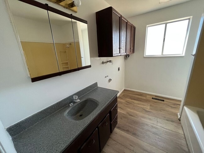 Building Photo - Great 2 Bedroom 1 Bathroom Apartment in Pr...