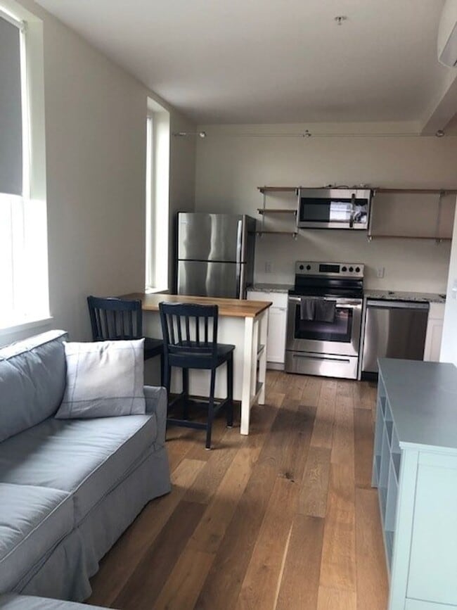 Building Photo - 1BR/1BA Available Now!! Partially Furnished - Great Portland Location!!