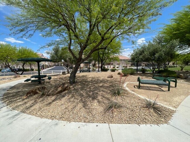 Building Photo - Carry Over Showing: This property has been...