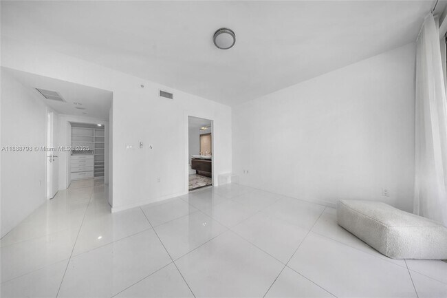 Building Photo - 200 Biscayne Blvd Way
